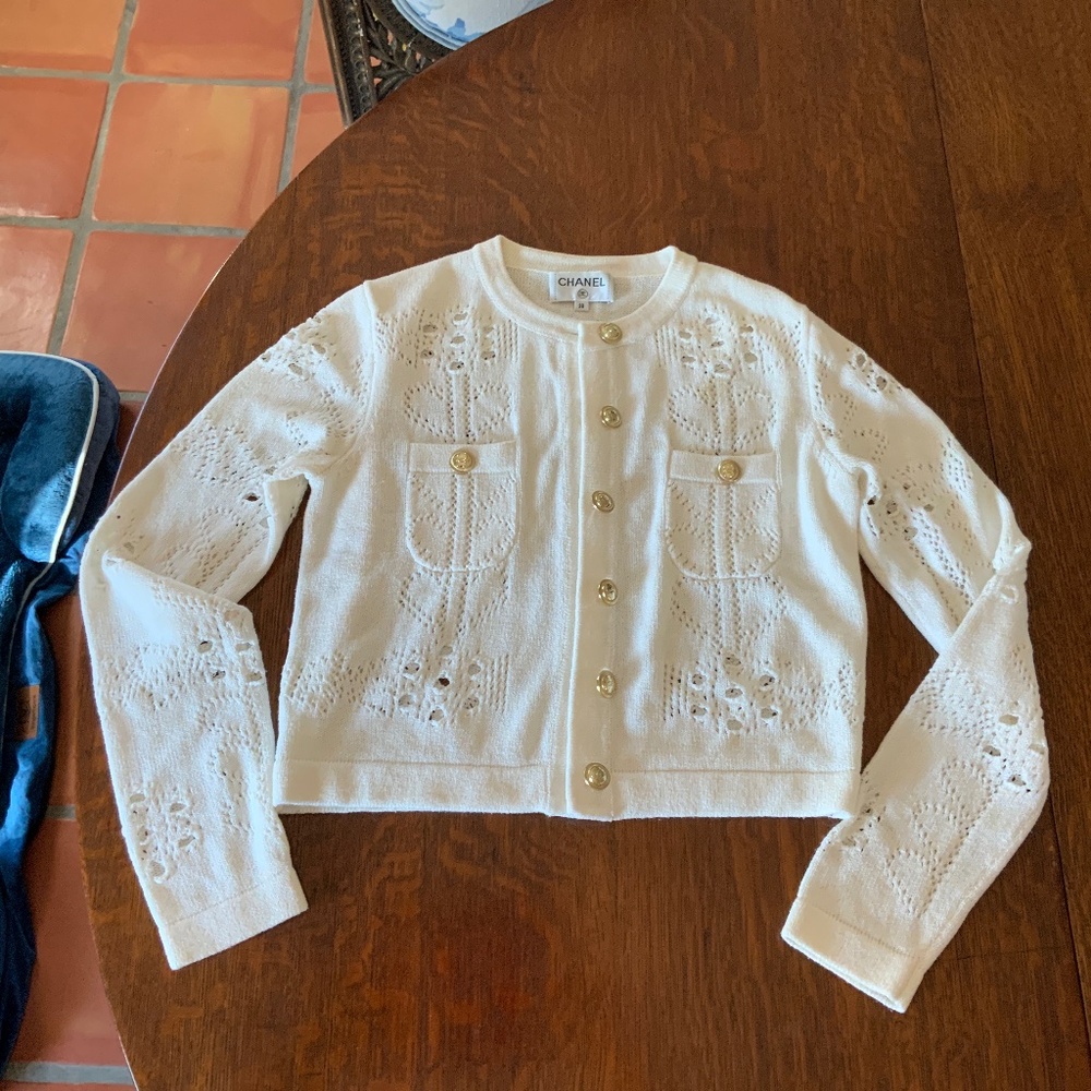 CHANEL VINTAGE WHITE GOLD BUTTON CROP CARDIGAN SWEATER 38